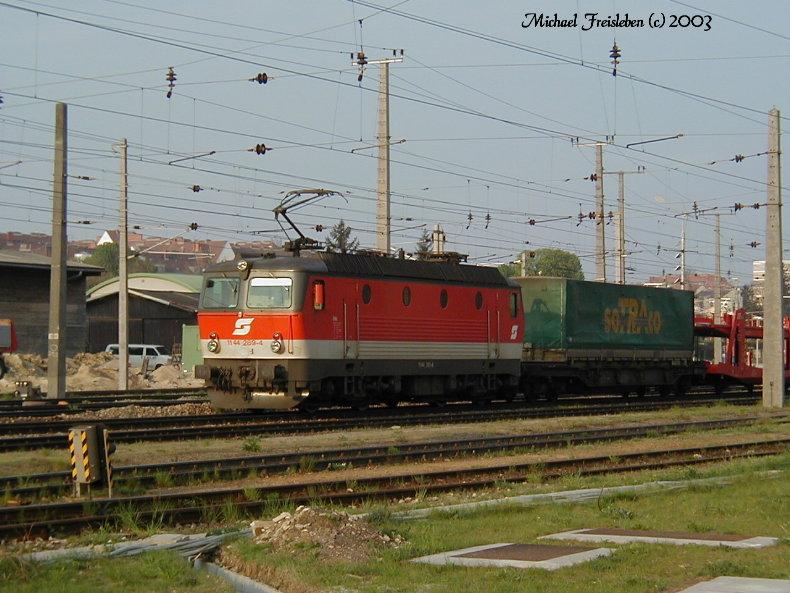 1144 289-4, am 24.April 2003 bei der Einfahrt in den Frachtenbahnhof Matzleinsdorf