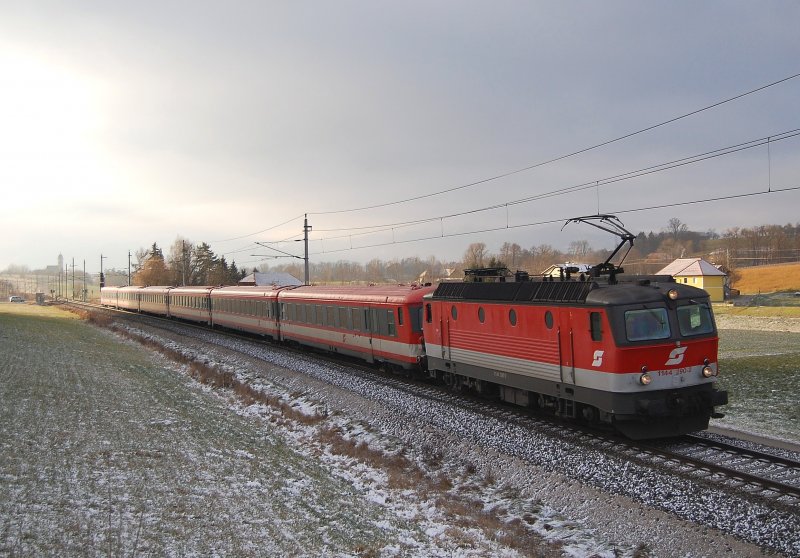 1144 290 hat am 26.12.2008 die Aufgabe gehabt
den IC 502  EurothermenResorts  von Graz nach
Linz zu bringen. Als Wagensatz diente ein 4010/6010 Triebzug
bei dem der Triebkopf durch einen zweiten Steuerwagen
ersetzt wurde. Das Bild entstand in Wartberg/Kr.