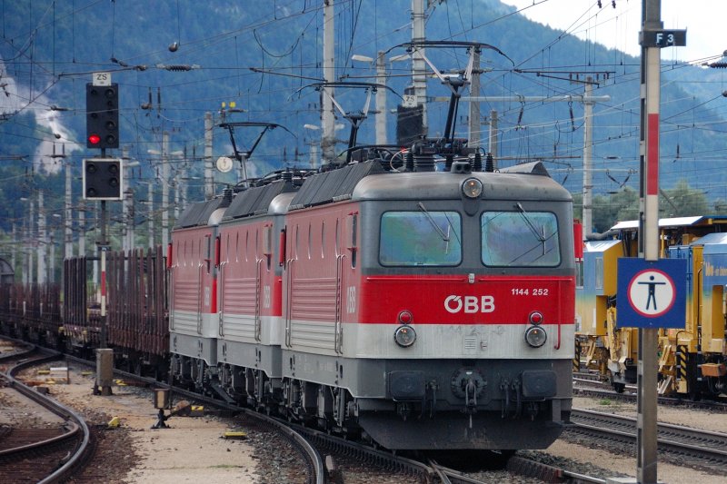 1144-Drillinge fr einen schweren Gterzug von Innsbruck ber die Giselabahn nach Salzburg. Durchfahrt Wrgl, fhrend 1144 252-2. (05.08.2008)
