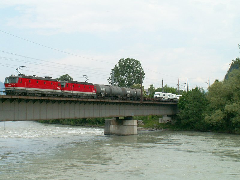 1144 Tandem samt Gterzug beim berqueren der Innbrcke kurz nach Brixlegg (16.5.2008)