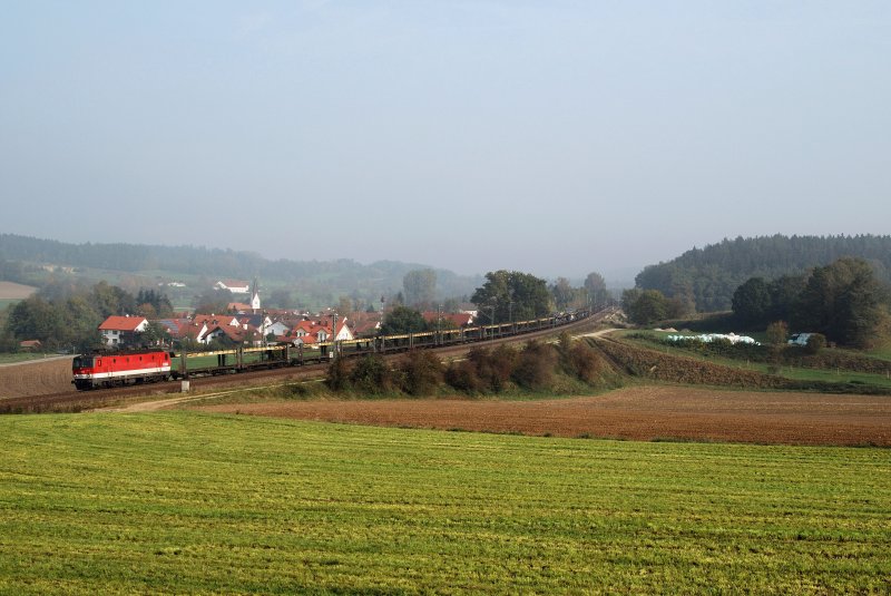 1144 xxx mit Gterzug bei Paindorf (09.10.2007)