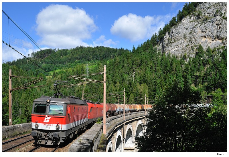 1144.286 mit einem Kesselwagenzug Richtung Mrzzuschlag. Breitenstein/Kalte-Rinne-Viadukt, 5.9.2009.