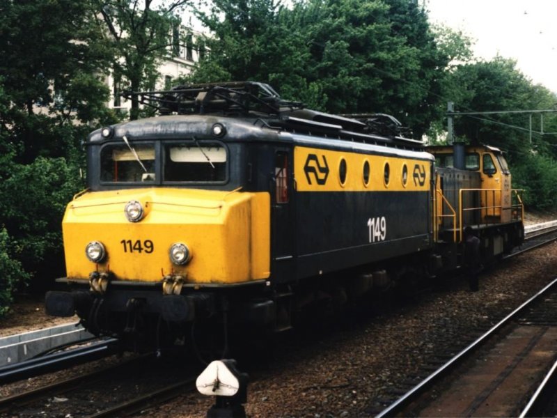 1149 und 6427 als Lokzug nach Arnhem Gterbahnhof auf Bahnhof Arnhem am 28-5-1996. Bild und scan: Date Jan de Vries.