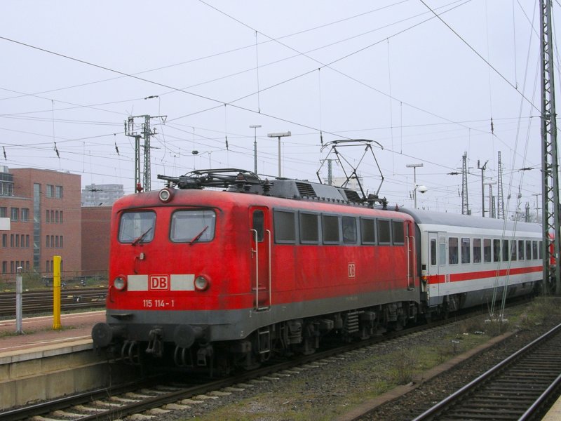 115 114-1 mit Schadwagen in Richtung Kln,(05.04.2009)
