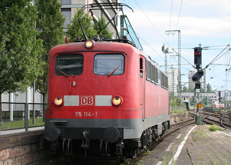 115 114 ist die lteste unter den 115ern. Sie hat ende Juli 2008 einen Pbz bestehend aus x-Wagen,n-Wagen und Autozugwagen nach Stuttgart gebracht und Rangiert nun wieder ans andere Ende des Zuges.