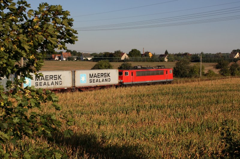 115 139 zieht einen Containerzug in Richtung Elsterwerda, hier am Stadtrand von Groenhain, 01.09.09