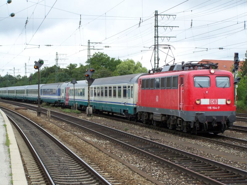 115 154-7 durchfuhr am 9.August 2007 den Bahnhof Mncehn-Pasing mit einer Wagengarnitur bestehend aus Trenitalia-IC-Wagen.