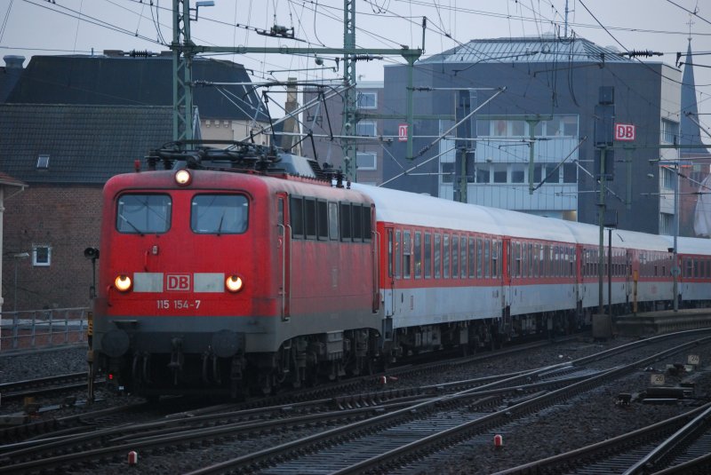 115 154 mit Einfachlampen mit einem Skizug nach Dnemark in Neumnster. 08.02.09