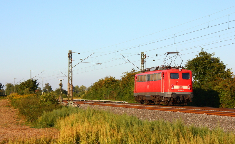 115 166 tat bis Anfang des Jahres 2009 ihren Dienst als letzte Trierer Kastenzehner bis sie dann zu DB Autozug berging. Hier sehen wir sie als Lz von Sden kommend, sie hat gerade den Ort Durmersheim durchfahren und fhrt weiter richtung Norden. Aufgenommen am 15.08.09