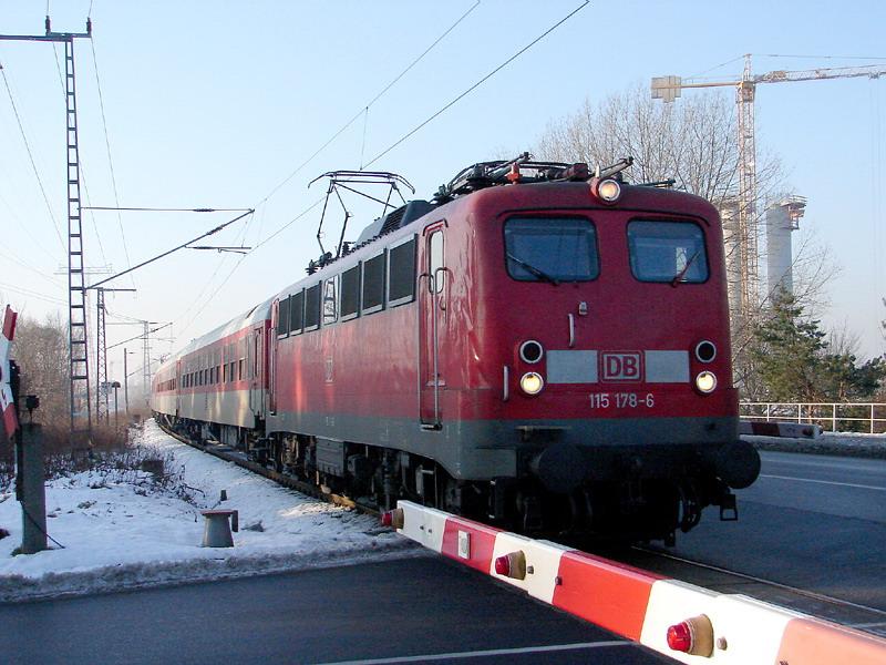 115 178-6 (NZ1449) am Bahnbergang Dnholm, knapp hinter der Ziegelgrabenbrcke.   (Stralsund am 09.01.06)