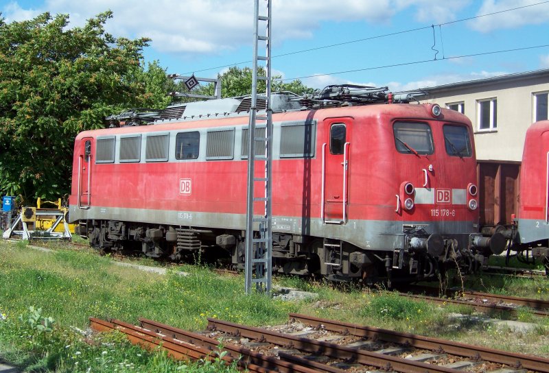 115 178-6 wird vermutlich fter hier im BW Rummelsburg fr Lok- bzw. Waggontransport gebraucht. Hier stand sie am 13.09.2008 fr Besucher zur Besichtigung im BW.