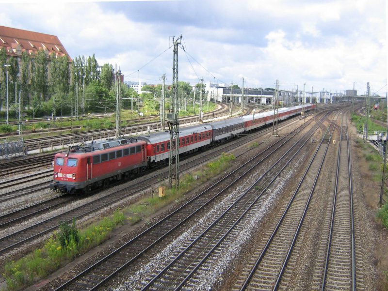 115 178 ist mit einem Nachtzug am 30.7.2007 in Mnchen unterwegs.