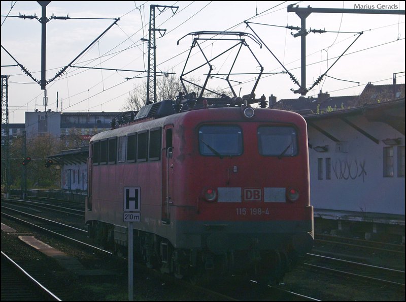 115 198 steht als Tfzf in Dsseldorf Hbf, leider in totalem sch*** Licht :-( 10.4.2009