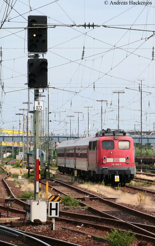 115 205-7 steht mit ihren Nachtzugwagen im Mannheimer Hbf 31.7.09