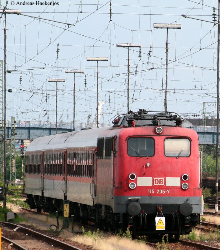 115 205-7 steht mit ihren Nachtzugwagen im Mannheimer Hbf 31.7.09