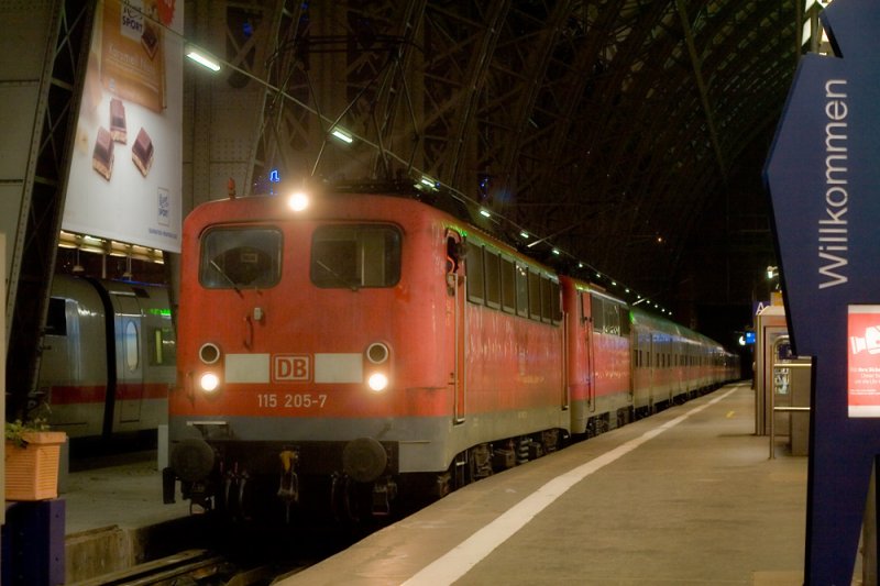 115 205 durfte am 14. Februar einen aus 111 und n-Wagen gebildeten Regionalzug abschleppen. Hier ist die Fuhre in Frankfurt zu sehen. Das Bild ist brigens ohne Stativ oder feste Unterlage entstanden.