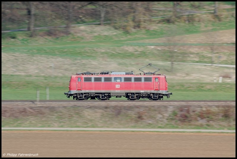 115 211 ist am 12.04.08 auf der Filsbahn (KBS 786) solo Richtung Geislingen(Steige) unterwegs, aufgenommen als Mitzieher bei Urspring.