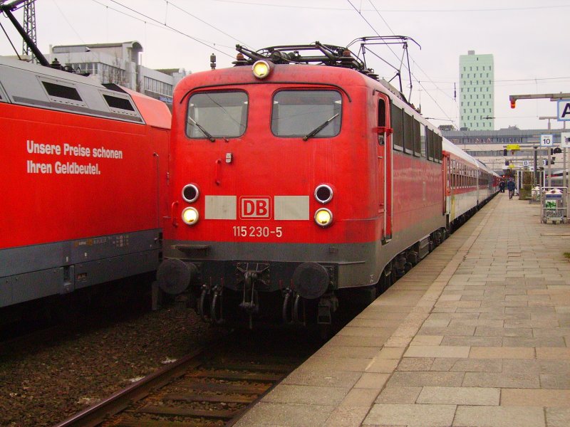 115 230-5 steht mit einem Autozug in Hamburg-Altona. 28.03.08