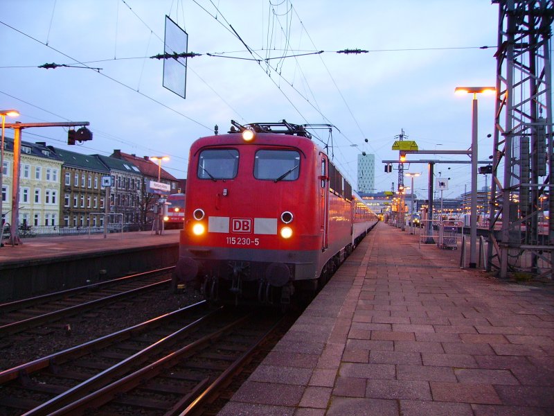 115 230-5 steht mit einem Autozug in Hamburg-Altona. 28.03.08