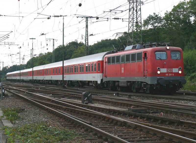 115 261-0 zieht den DB-Nacht- und Autozug Richtung Sden. An einem der PKW heulte die Alarmsirene. Aufgenommen am 14/08/2009 in Kln-Gremberg.