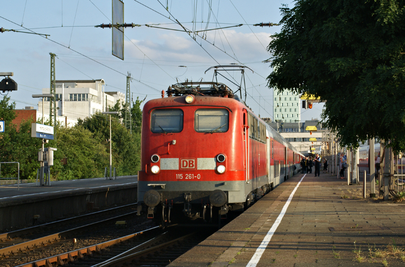 115 261-6  mit einem Autozug nach Lrrach  am 29.06.2009 in Hamburg-Altona.