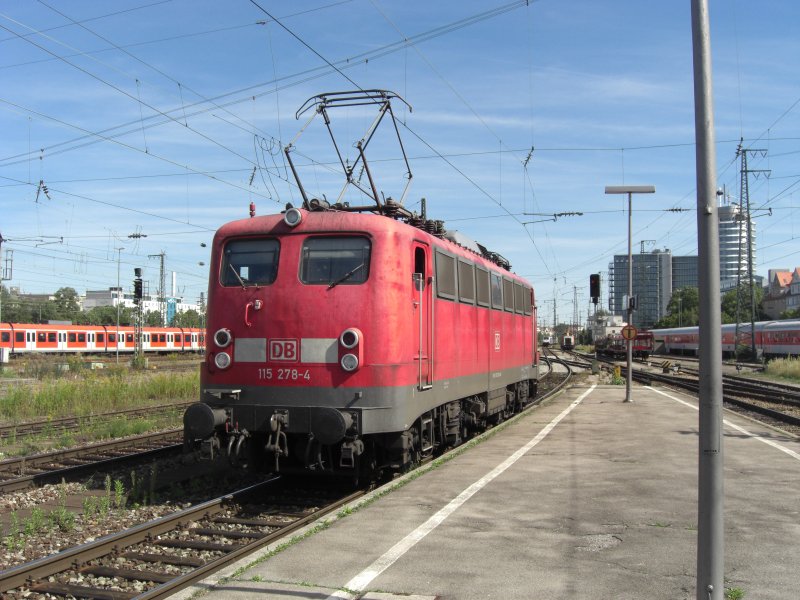 115 278-4 erwischten wir bei Rangierfahrten im Mnchner Ostbahnhof
am 31. August 2009. Die Lok wurde fr den Nacht-Zug bereitgestellt.