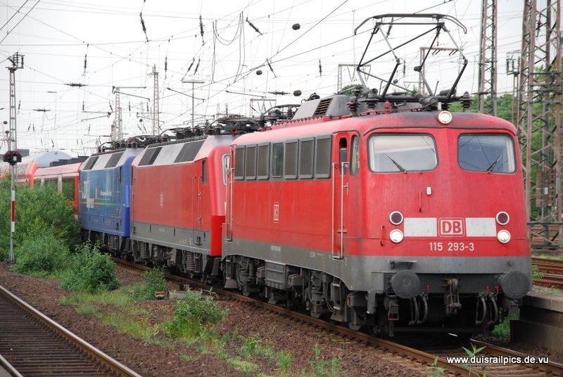 115 293-3 (DB) fhrt am 20. Mai 2009 um 18:12 Uhr mit einem LZ
(120 145-8; 120 151-6 (ZDF Express)) und verschiedenen Triebwagen durch Duisburg Hbf