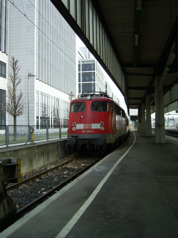115 293-3 steht am 14.3.2009 mit einem Pbz bestehend aus einem S-Bahn-Steuerwagen der Nrnberger S-Bahn, einem IC-Steuerwagen und einem Dosto-Steuerwagen im Stuttgarter Hbf auf Gleis 1a.