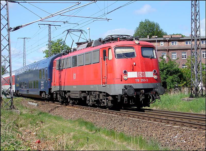 115 293-3 vor dem NZ 1449 (aus Hagen) kurz vor der Einfahrt in den Hbf Stralsund.   (am 14.05.06) 