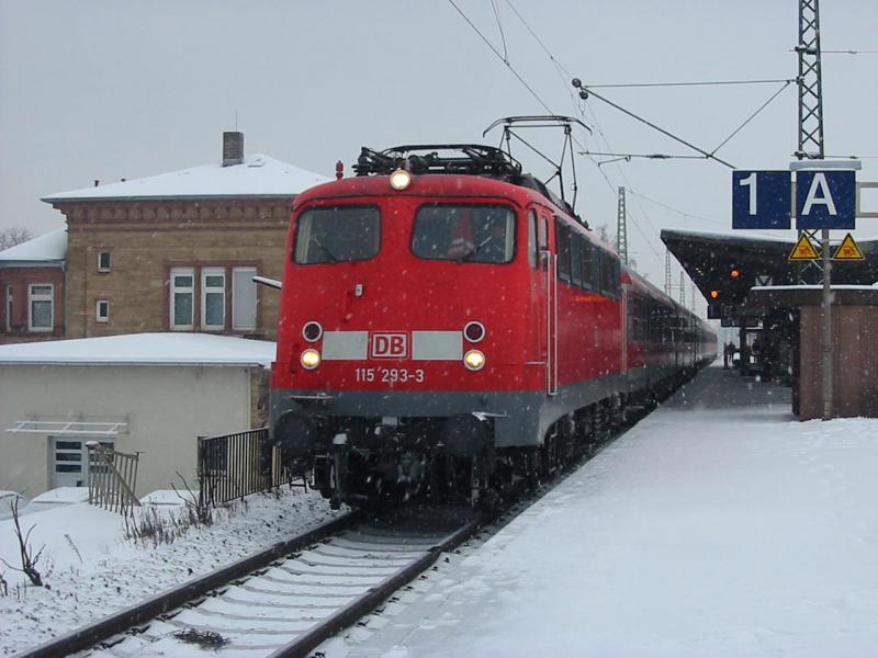 115-293 am 29.12.2005 mit der Regionalbahn nach Frankfurt beim Halt in Bensheim sie kam ziemlich berraschend.