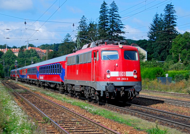 115 293 bringt den D 16515 von Deggendorf nach Neusiedl am See, zu einem viertgigem Besuch, anllich des 30jhrigen Jubilums der Partnerschaften zwischen den beiden Stdten. Als Hhepunkt dieses Ausfluges steht der Besuch der Seefestspiele in Mrbisch am Programm.
So hatte ich auch mal die Mglichkeit, eine Bgelfalte zu fofografieren.

Das Foto ist am 24.08.2008 in Tullnerbach - Pressbaum entstanden.