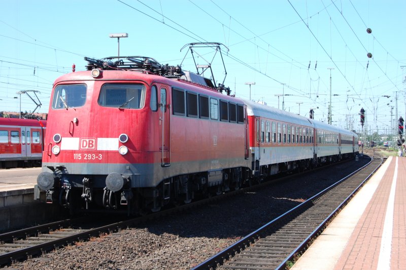 115 293 f�hrt am 29.5.09 mit DB Autozug durch den Dortmunder Hbf.