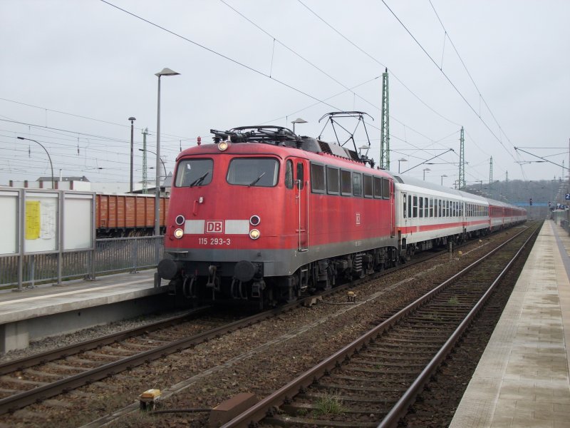 115 293 mit dem EC 371 Binz-Prag am 12.04.2008 in Bergen/Rgen.Die DB-Wagen sind Kurswagen Binz-Dresden.