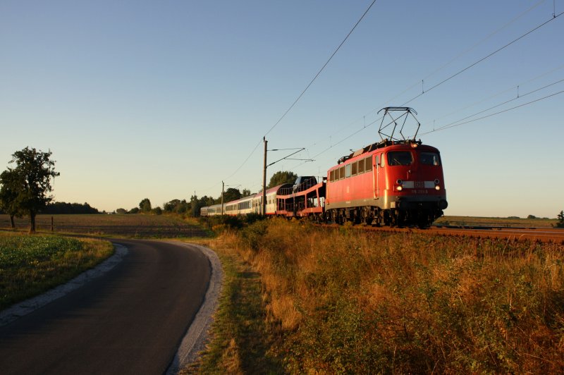 115 293 zieht EN 476, Budapest Keleti pu-Berlin Wannsee, hier kurz vor Groenhain, bei Zschauitz, 01.09.09
