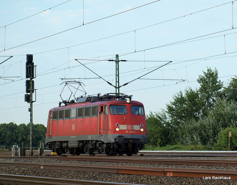 115 302-2 ist am 20.08.09 als Lz auf dem Weg nach Sden, kurz nachdem sie die Sderelbbrcken bei Hamburg-Harburg berquert hat.