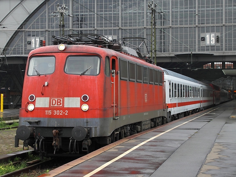 115 302-2 steht am 15.9.2009 vor dem PbZ in Leipzig Hbf.