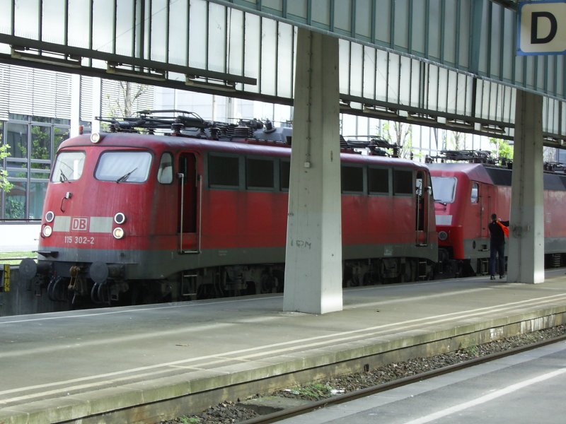 115 302-2 steht am 16.4.2009 mit einem Pbz im Stuttgarter Hbf auf Gleis 1a. Hinter der 115 hngt noch eine BR 120.