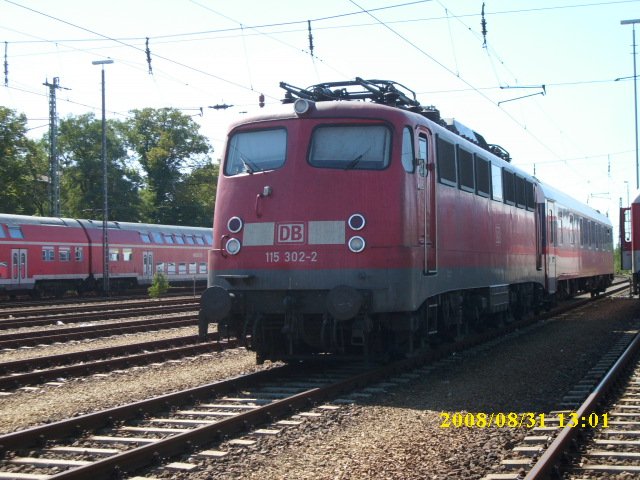 115 302 steht am 31.08.2008 zusammen mit einem russischen Weitstreckenwagen abgestellt im Abstellbahnhof Berlin Grunewald.