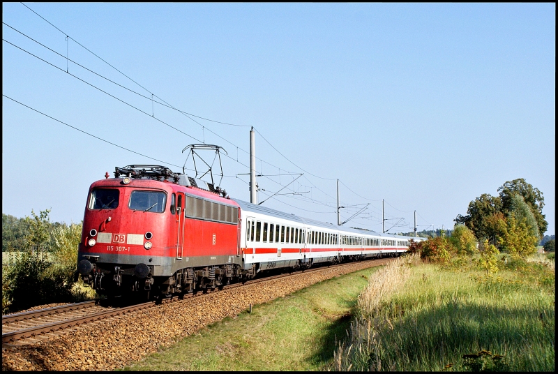 115 307-1 durchfährt mit IC 1809 von Binz nach Köln am 27.09.2009 Kummerow.