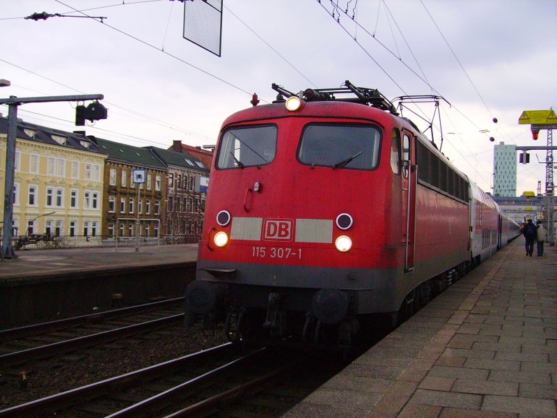 115 307-1 steht mit einem Autozug in Hamburg-Altona. 28.03.08