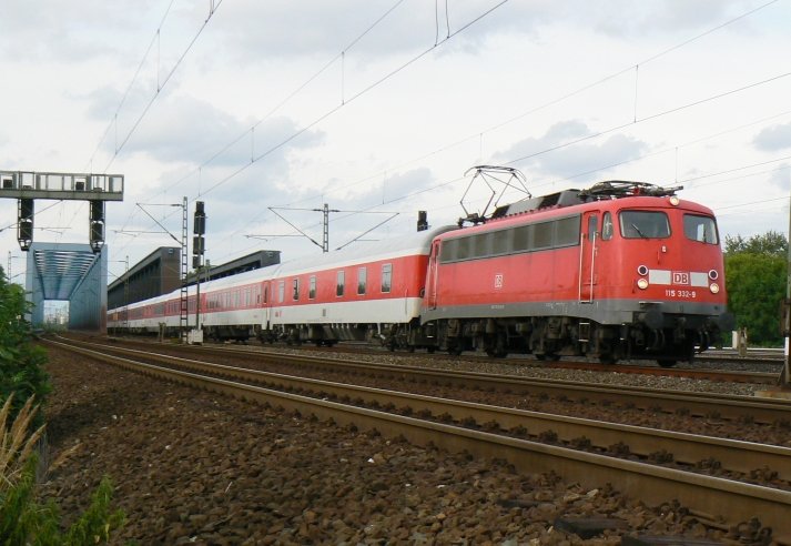 115 322 fhrt anstelle einer Planlok der Baureihe 189 (Dispolok) einen Autozug Richtung Kroatien. Gerade hat sie die Hamburger Sderelbe berquert und nhert sich dem bekannten Bahnhof Harburg.