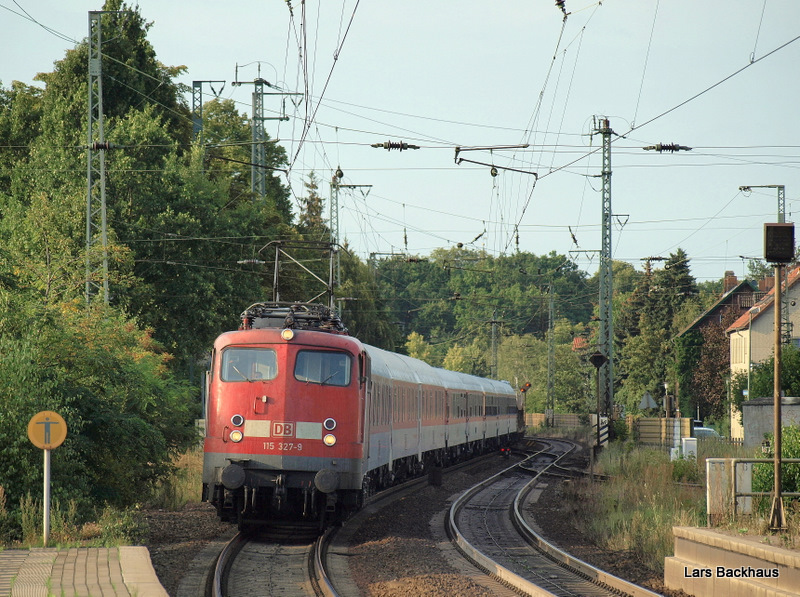 115 327-9 durchfhrt am 16.08.09 mit dem AZ 13381 Hamburg-Altona - Verona P.N. den Bahnhof von Lneburg und erst am nchsten Morgen gegen 10 Uhr den Zielbahnhof erreichen.