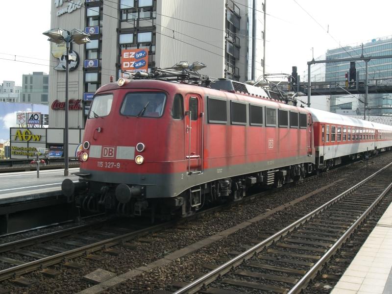 115 327-9 mit einem DB Autozug Leergespann durchfhrt am 24.04.2006 den Bahnhof Berlin-Zoologischer Garten.