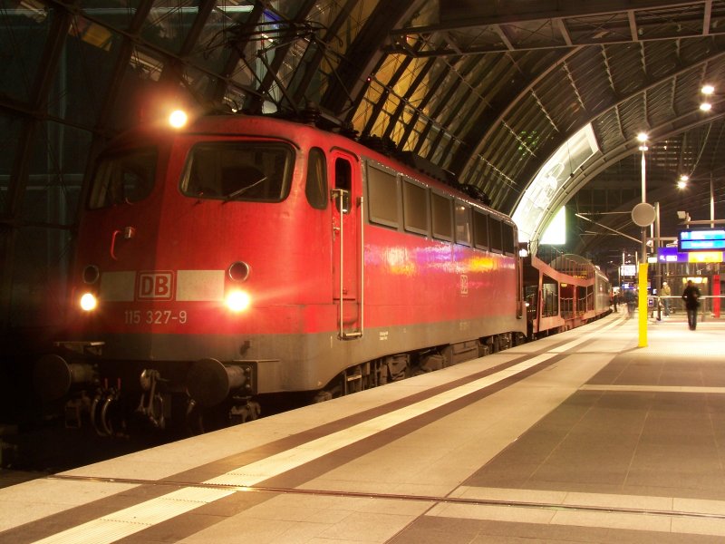 115 327-9 war im Oktober 2007 eine Zuglok des EN 429 nach Wien Westbahnhof via. Leipzig Hbf, Nrnberg Hbf, Linz. Hier aufgenommen in Berlin Hbf.
