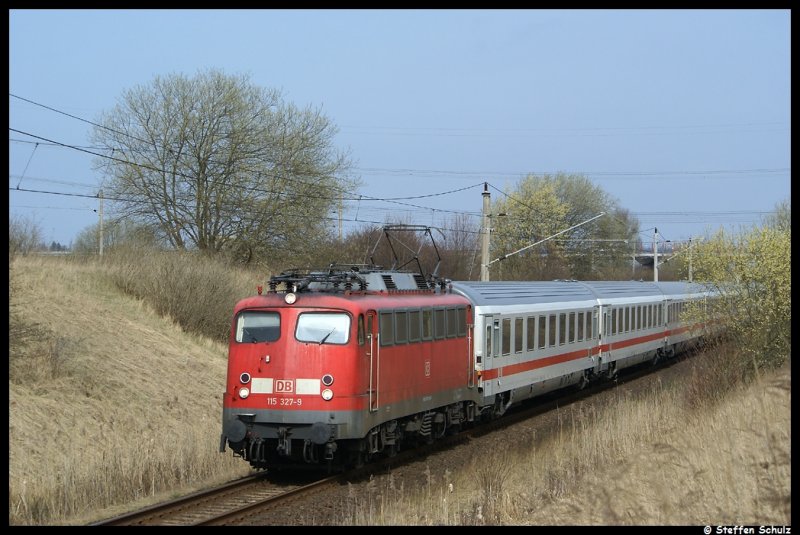 115 327 mit dem IC 1809 Urlaubsexpress aus Stralsund nach Rostock am 05.04.09 kurz hinter Bentwisch