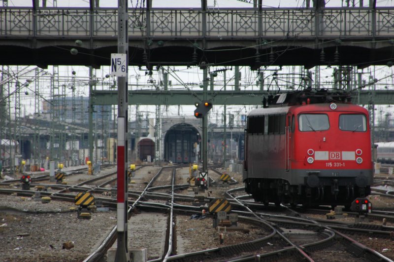 115 331 schlngelt sich am 08.03.09 ins Bw nach Pasing