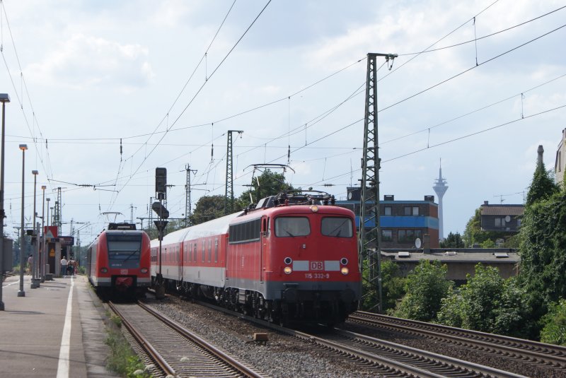 115 332-9 mit einem AZ bei der Durchfahrt in Dsseldorf Oberbilk am 22.06.2008