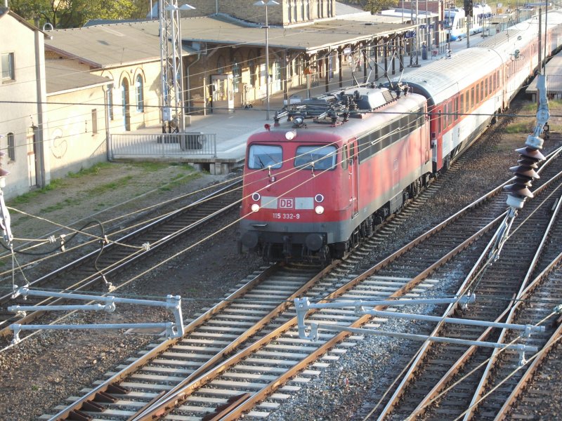 115 332 fuhr mit dem EC 378 Wien-Binz am 25.April 2009 aus den Bahnhof Bergen/Rgen nicht aus Gleis 2 sondern mute wegen Gleissperrung aus Gleis 3 in Richtung Binz ausfahren.