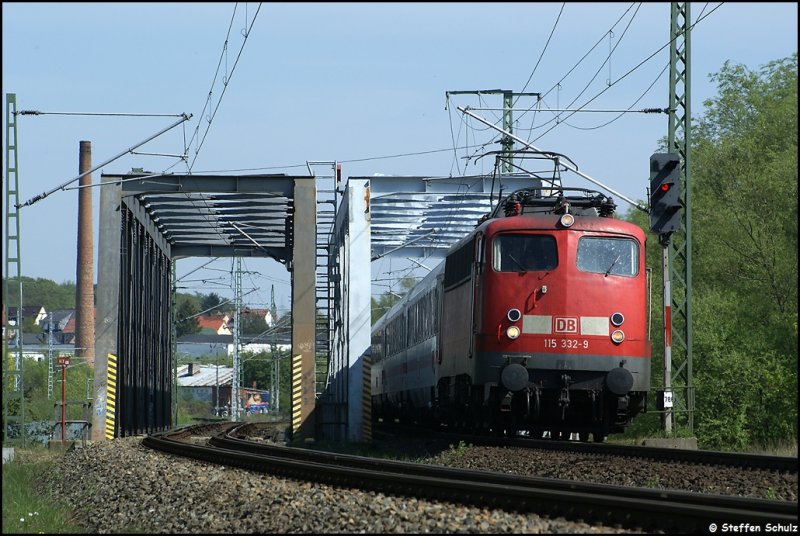 115 332 mit IC 1809 aus Stralsund nach Rostock am 26.04.09 beim berqueren der Warnow in Rostock.