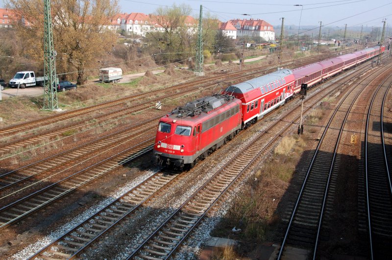 115 332 zieht am 07.04.09 einen PbZ am Rbf Halle(S) vorbei Richtung Erfurt.